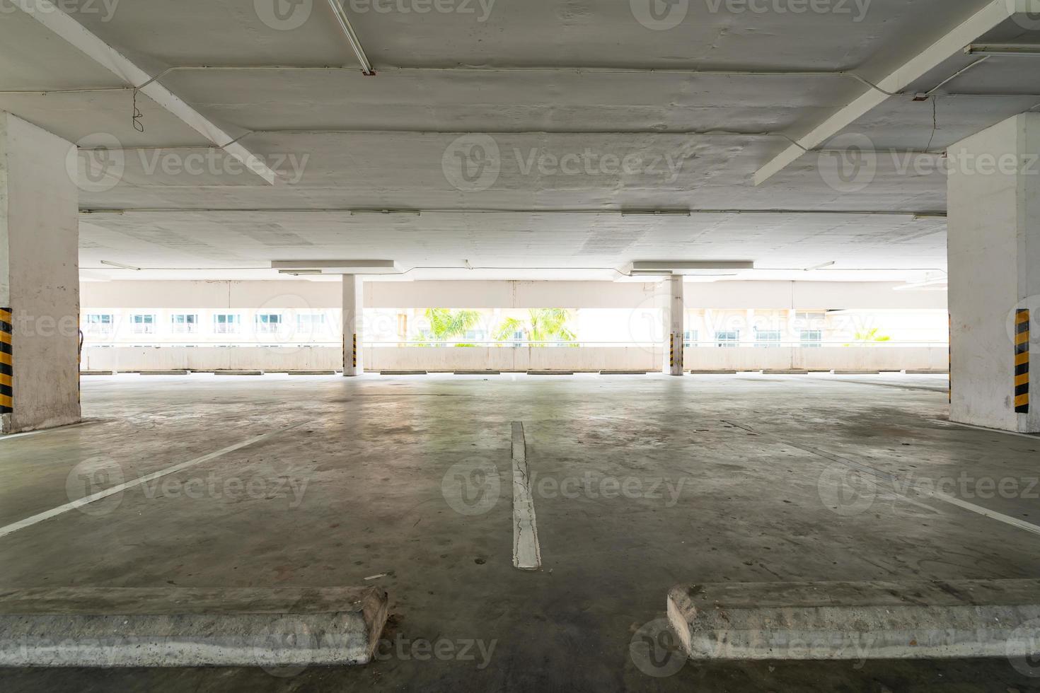 parcheggio vuoto o garage interno foto
