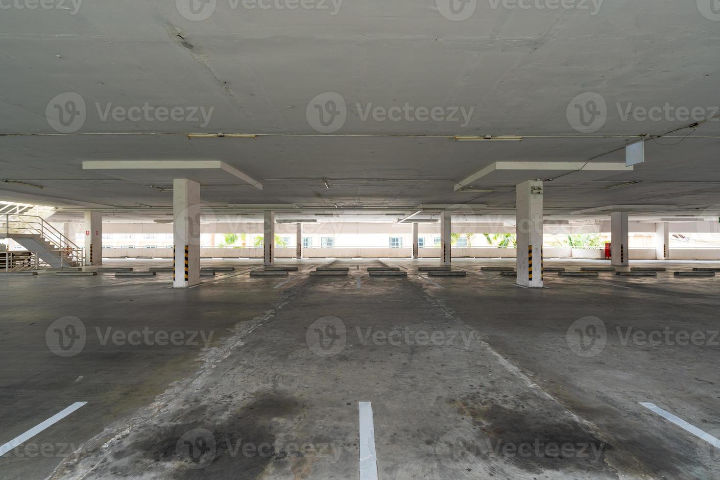 parcheggio o garage vuoto foto