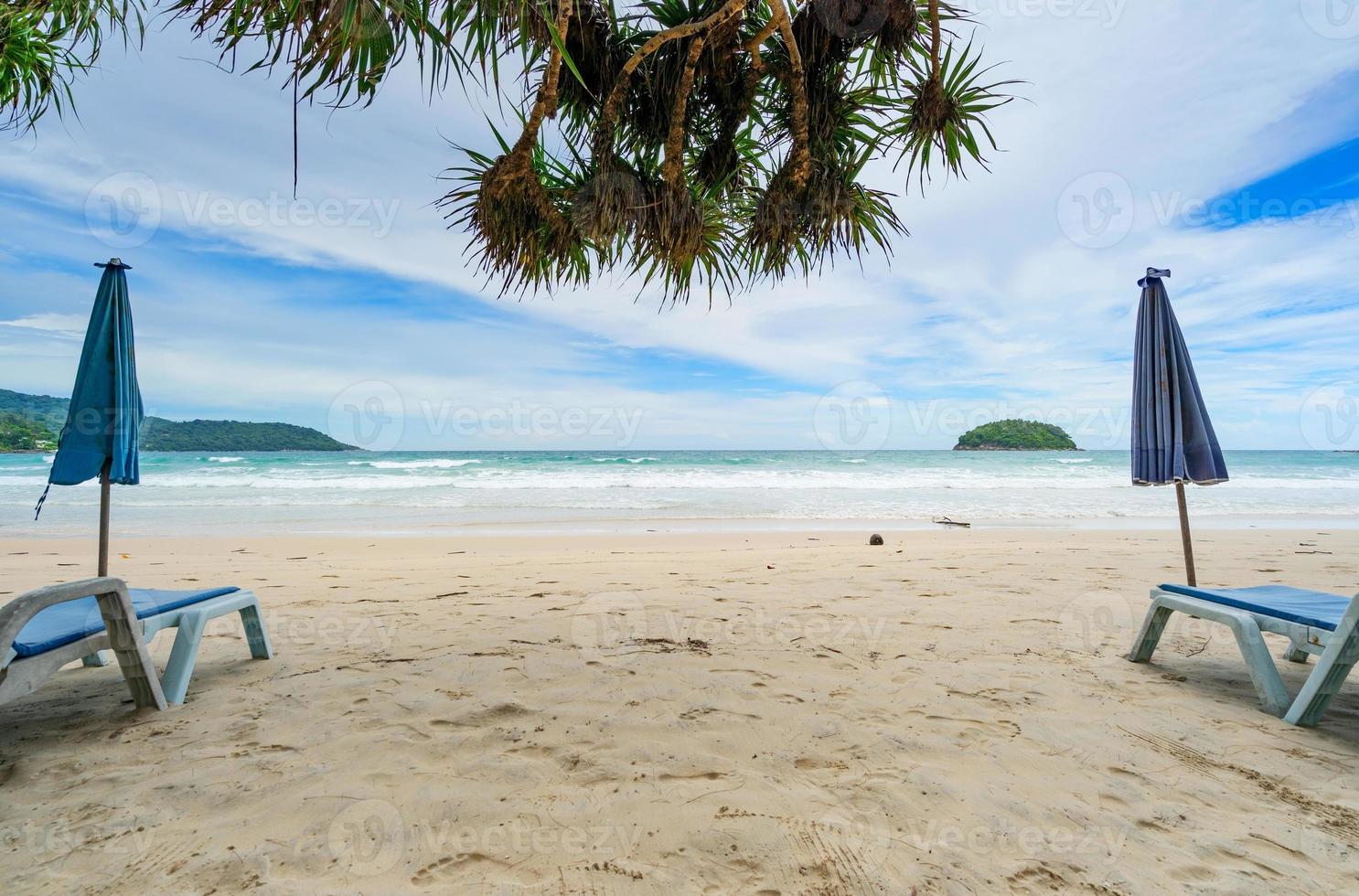 spiaggia sabbiosa estiva con sedia a sdraio e onde foto