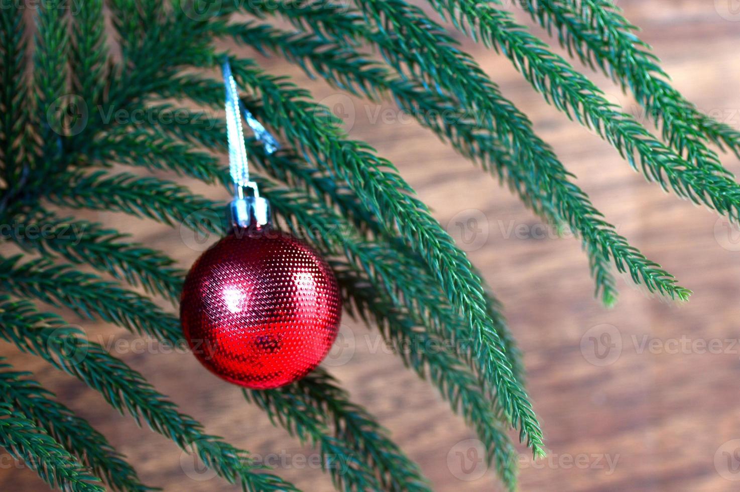 decorazione di natale palla di natale e ornamenti con il ramo di albero di natale foto