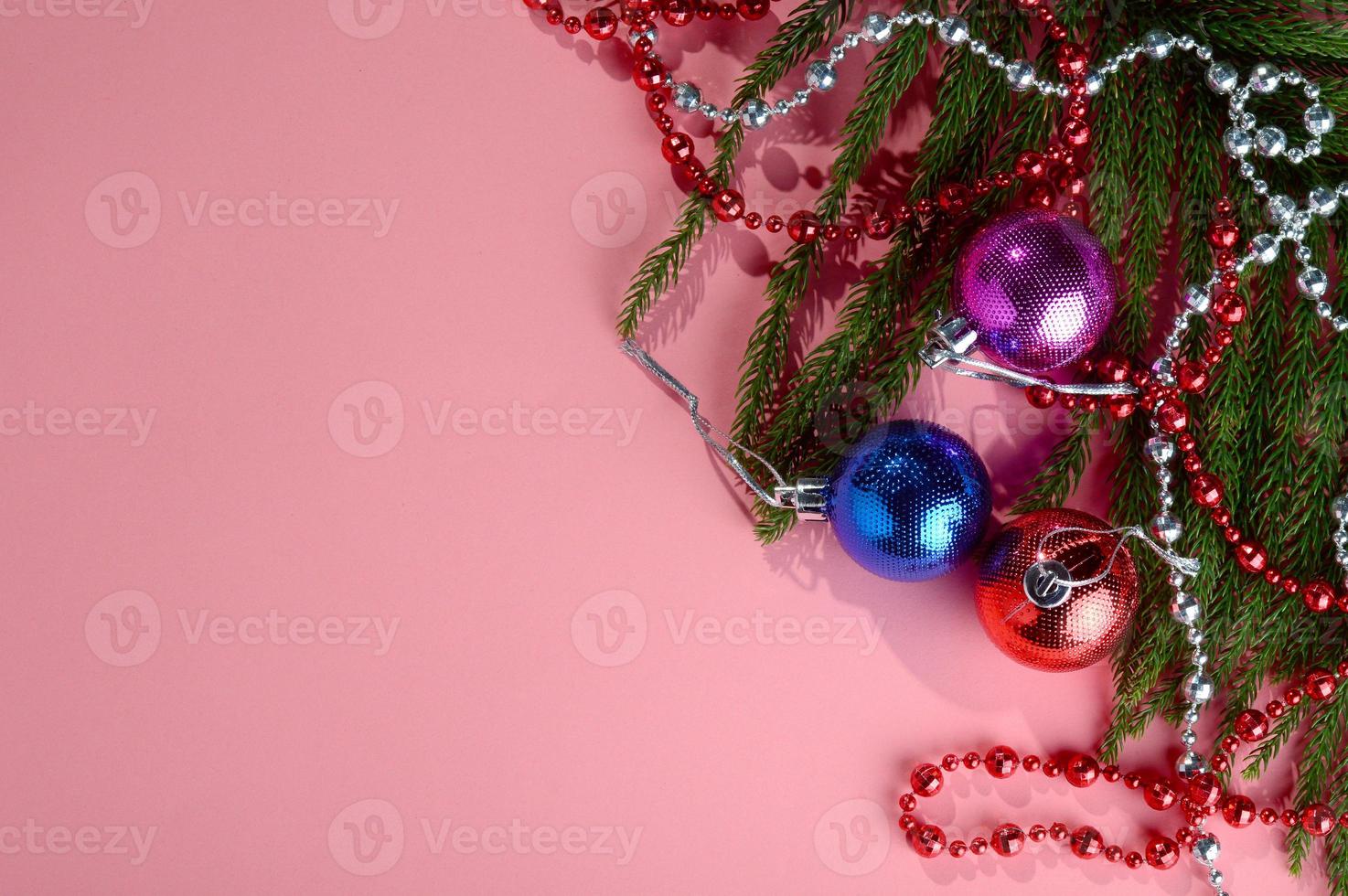 decorazione di natale palla di natale e ornamenti con il ramo di albero di natale foto