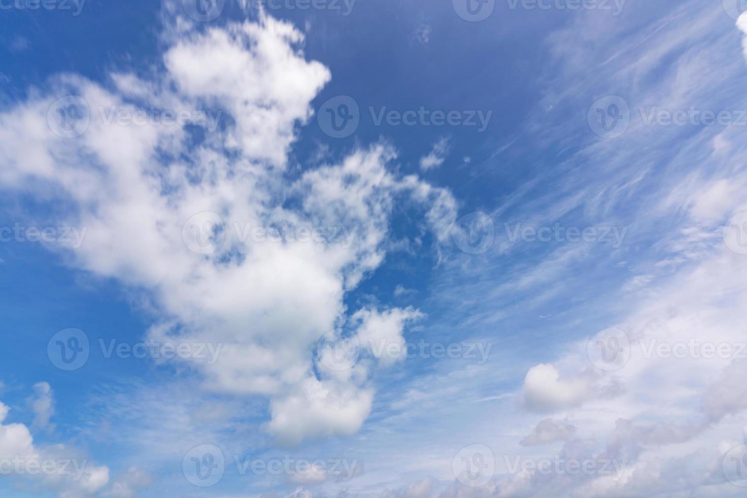 cielo azzurro e nuvole bianche foto