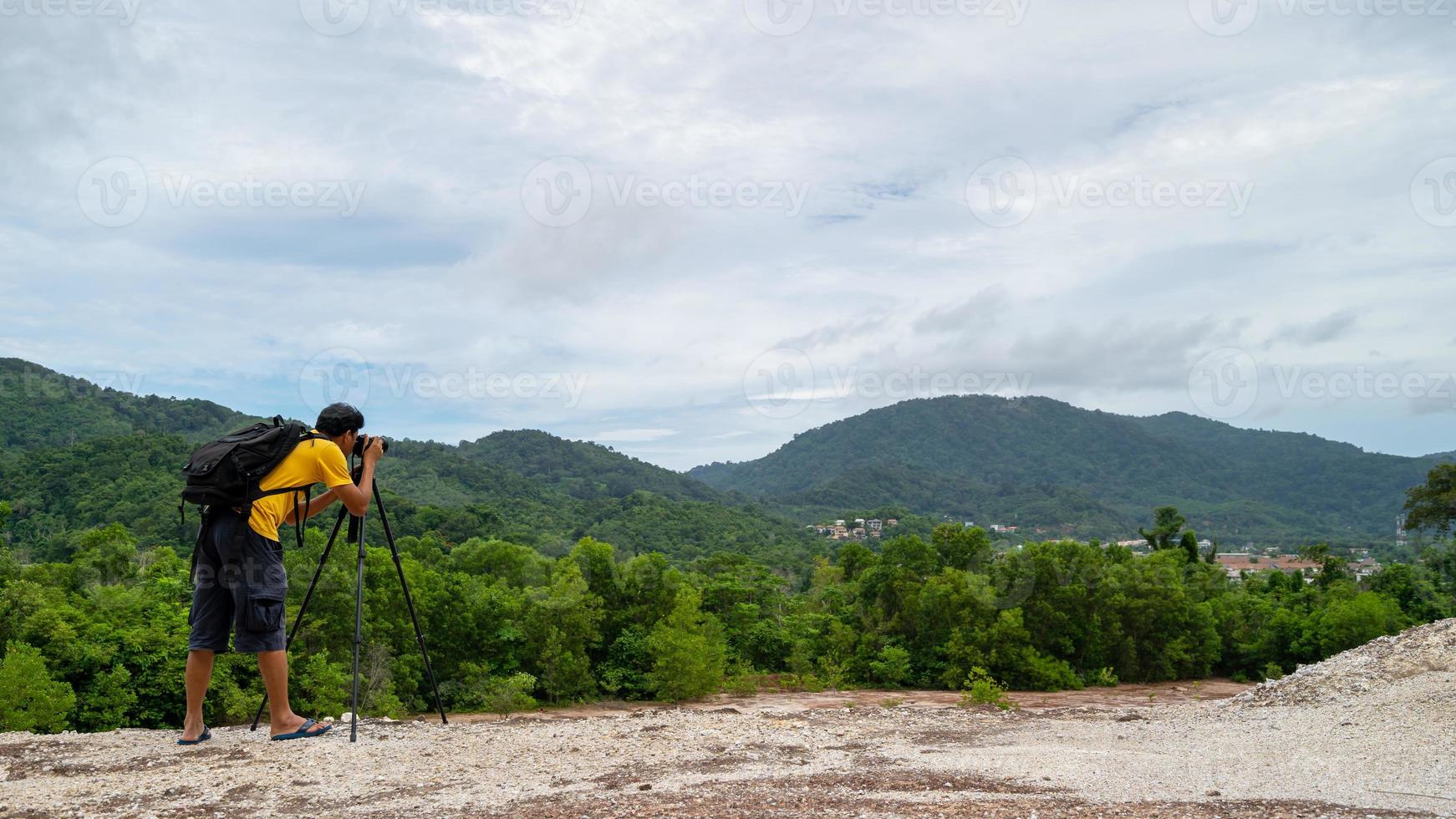 fotografo professionista maschio in alta montagna scatta una foto