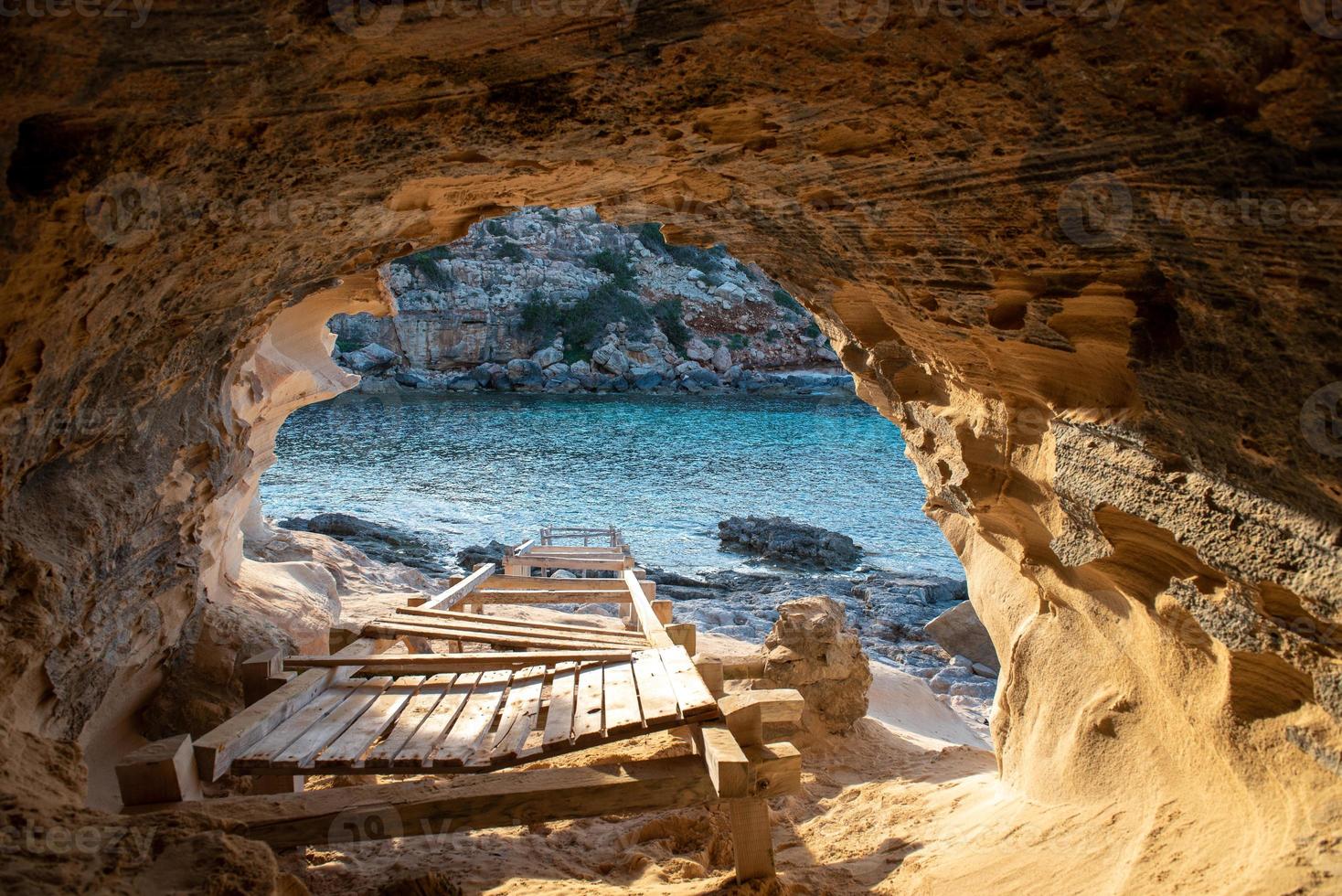 bellissima cala d en baster sull'isola di formentera nelle isole baleari in spagna foto