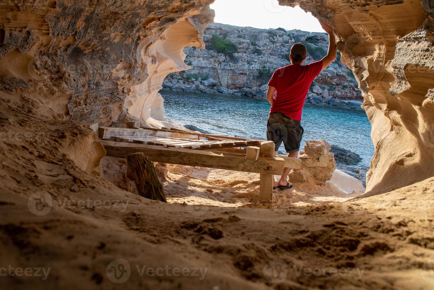 bellissima cala d en baster sull'isola di formentera nelle isole baleari in spagna foto