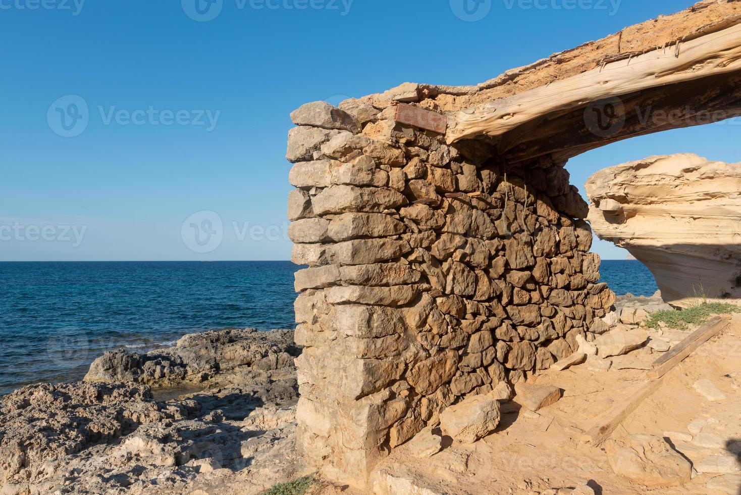 bellissima cala d en baster sull'isola di formentera nelle isole baleari in spagna foto