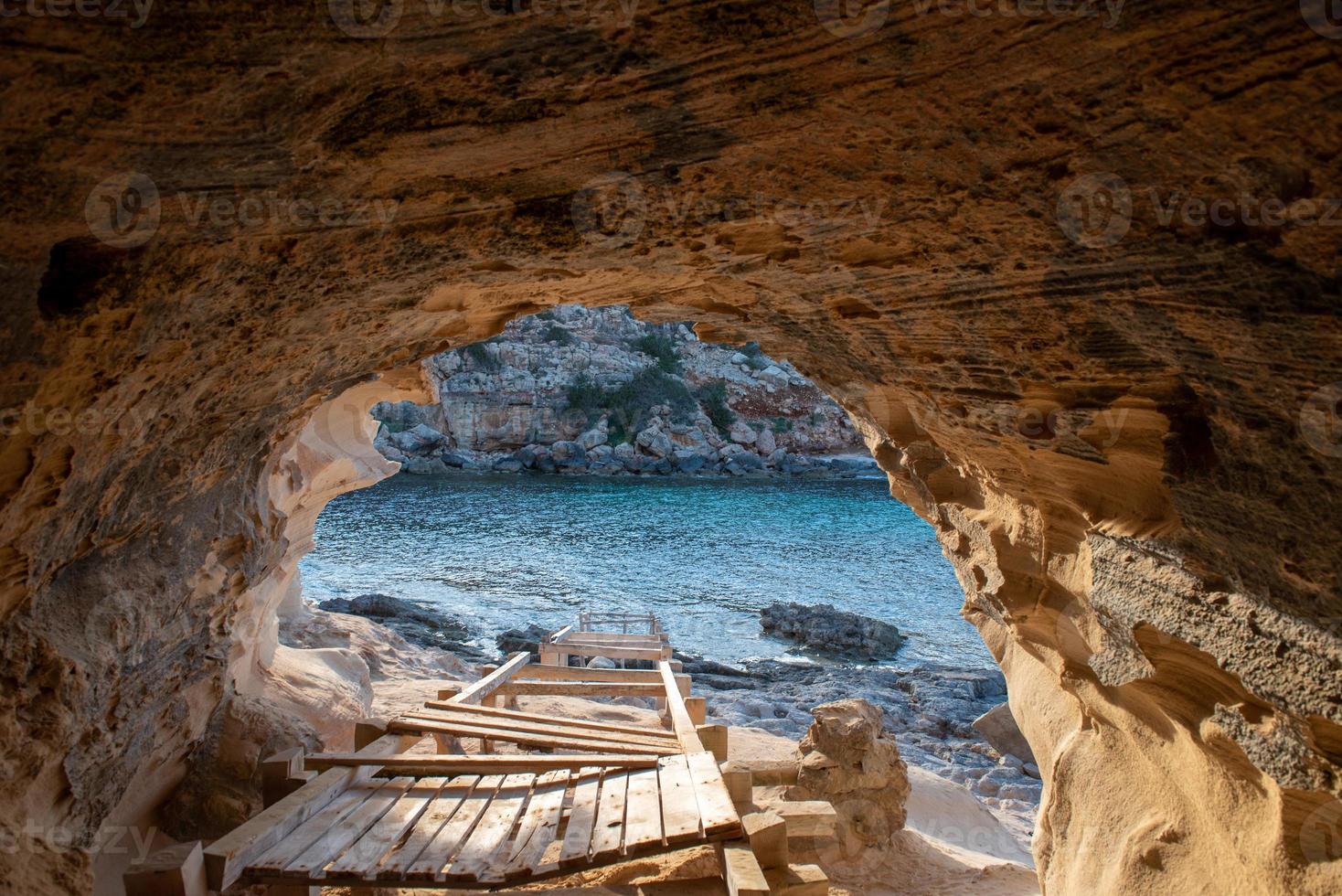 bellissima cala d en baster sull'isola di formentera nelle isole baleari in spagna foto