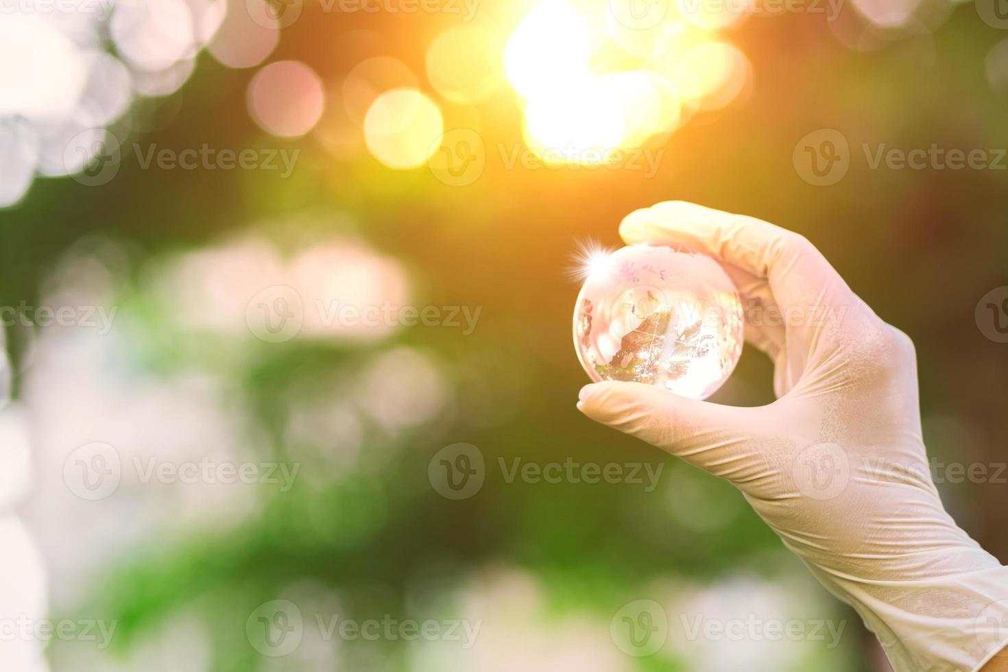 globo di vetro a portata di mano con l'alba foto