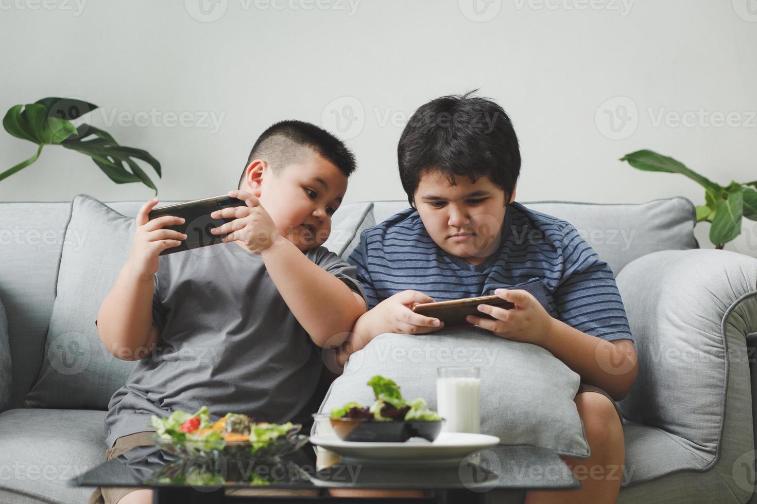 fratello e sorella che giocano foto