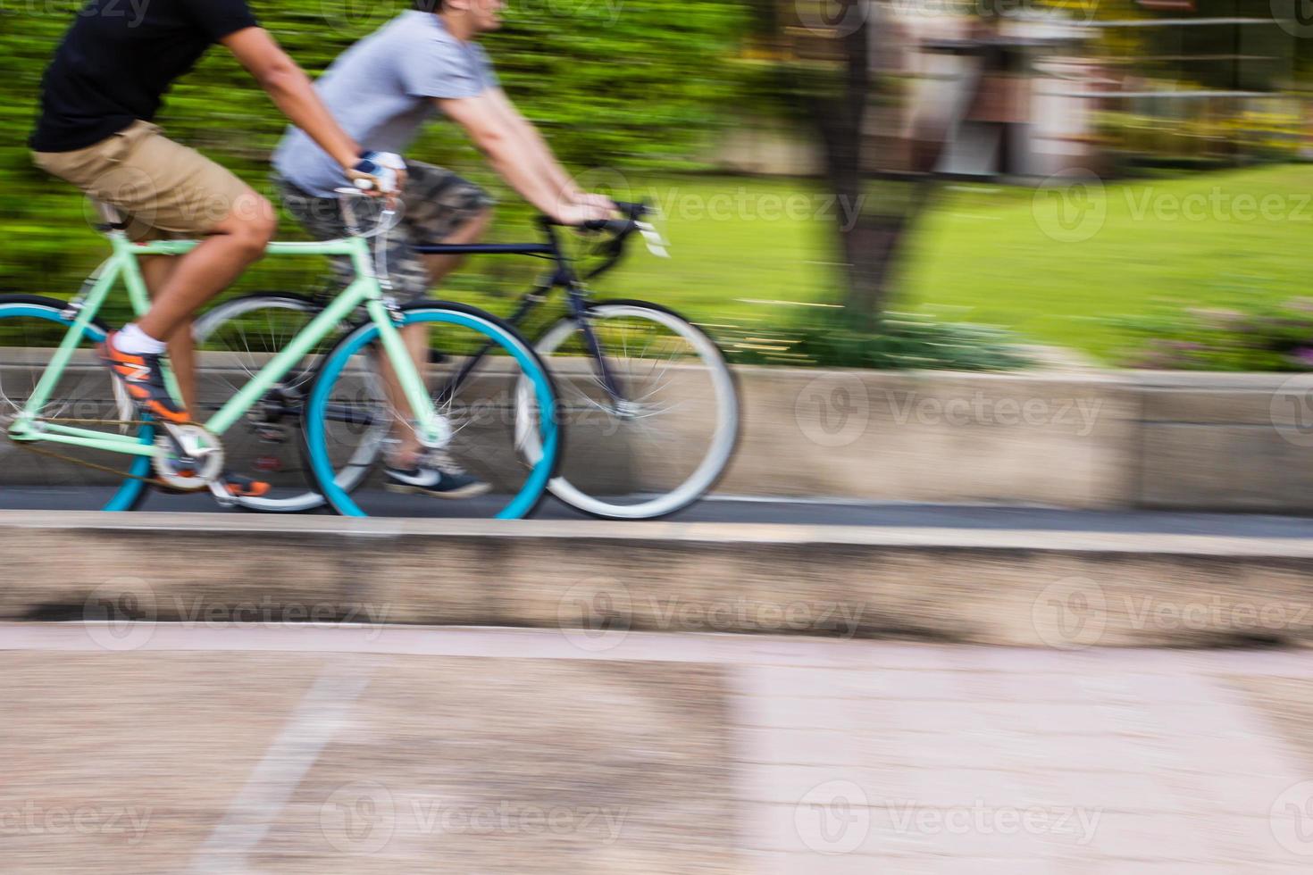 andare in bicicletta in movimento panning foto