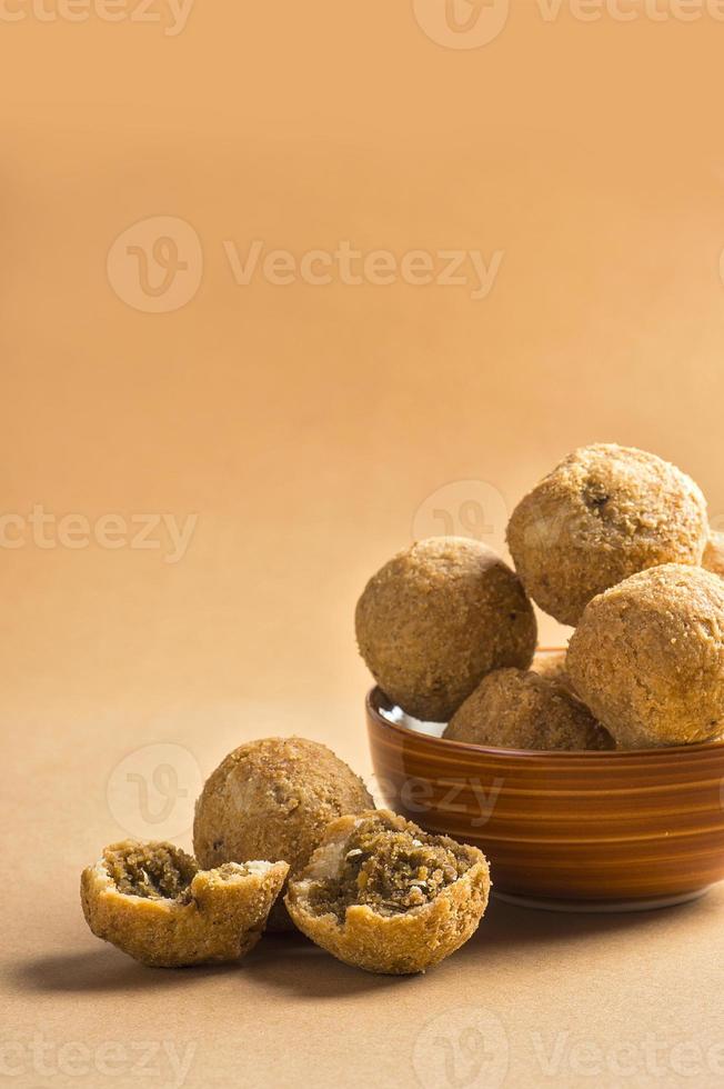 kachori o kachauri o kachodi o katchuri è uno spuntino piccante, snack con tè e insalata verde e ketchup foto