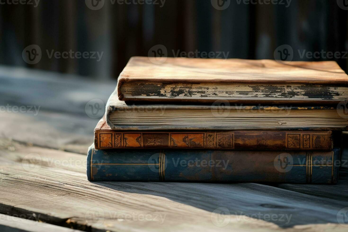 vecchio libri su un' di legno tavolo. il concetto di formazione scolastica foto