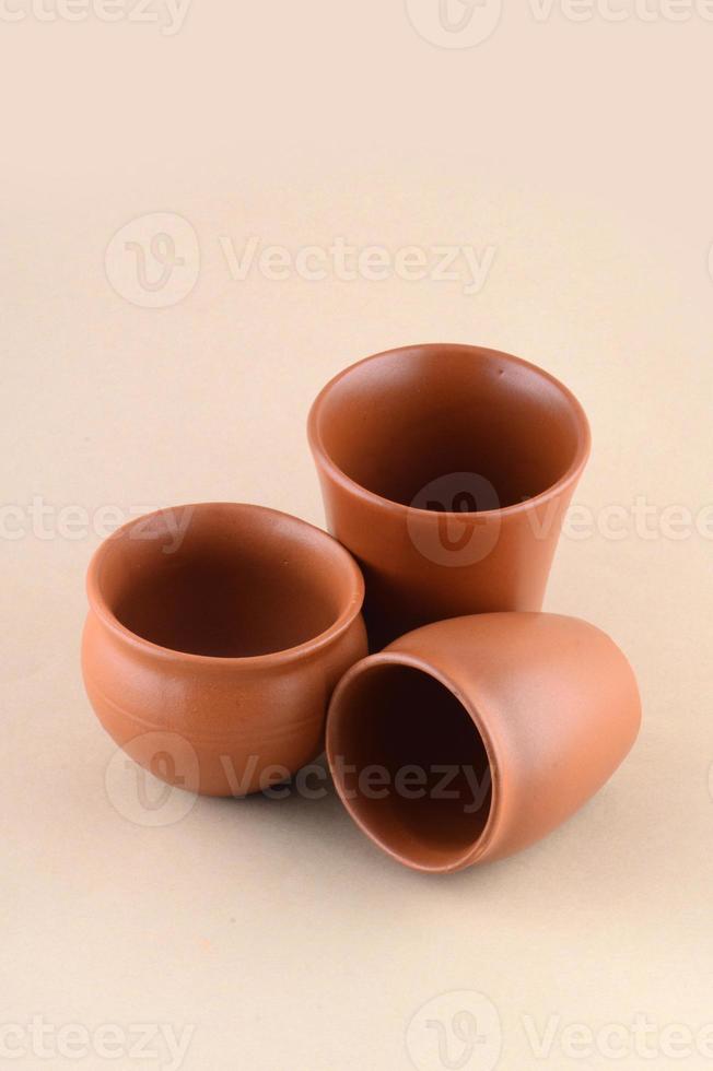 primo piano di vasi di argilla su sfondo color crema foto