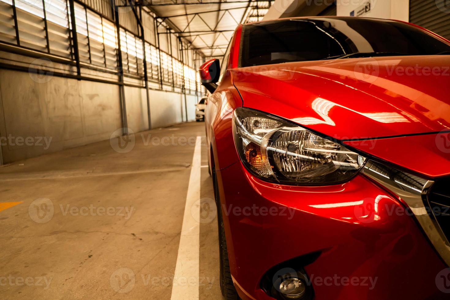 fanale posteriore dell'auto rossa foto