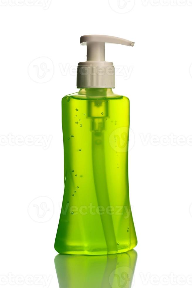 bottiglia di sapone liquido o crema o dispenser per il lavaggio del viso o tappo liquido isolato su sfondo bianco. foto