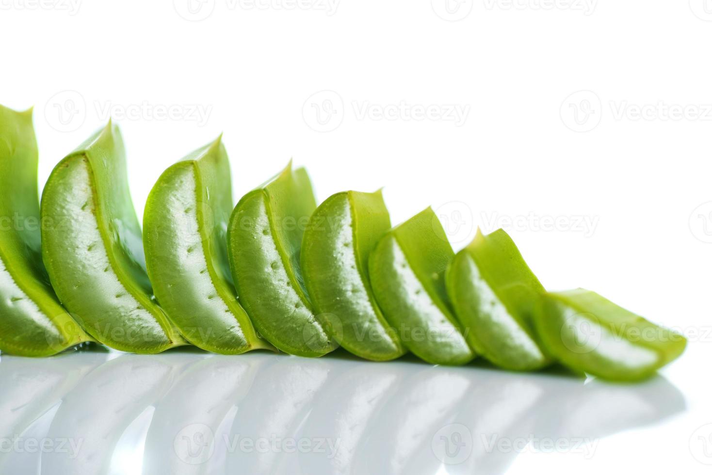 fette di foglie di aloe vera e gel di aloe vera su sfondo bianco. l'aloe vera è una medicina erboristica molto utile per la cura della pelle e dei capelli. foto