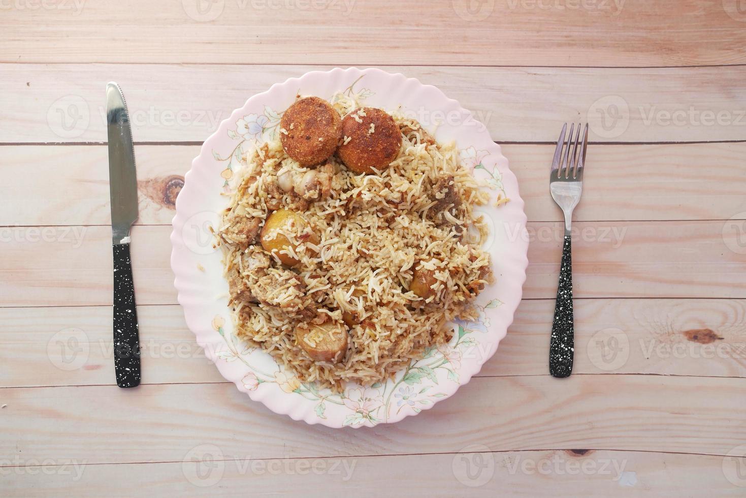 pasto biryani di montone in un piatto sul tavolo. foto