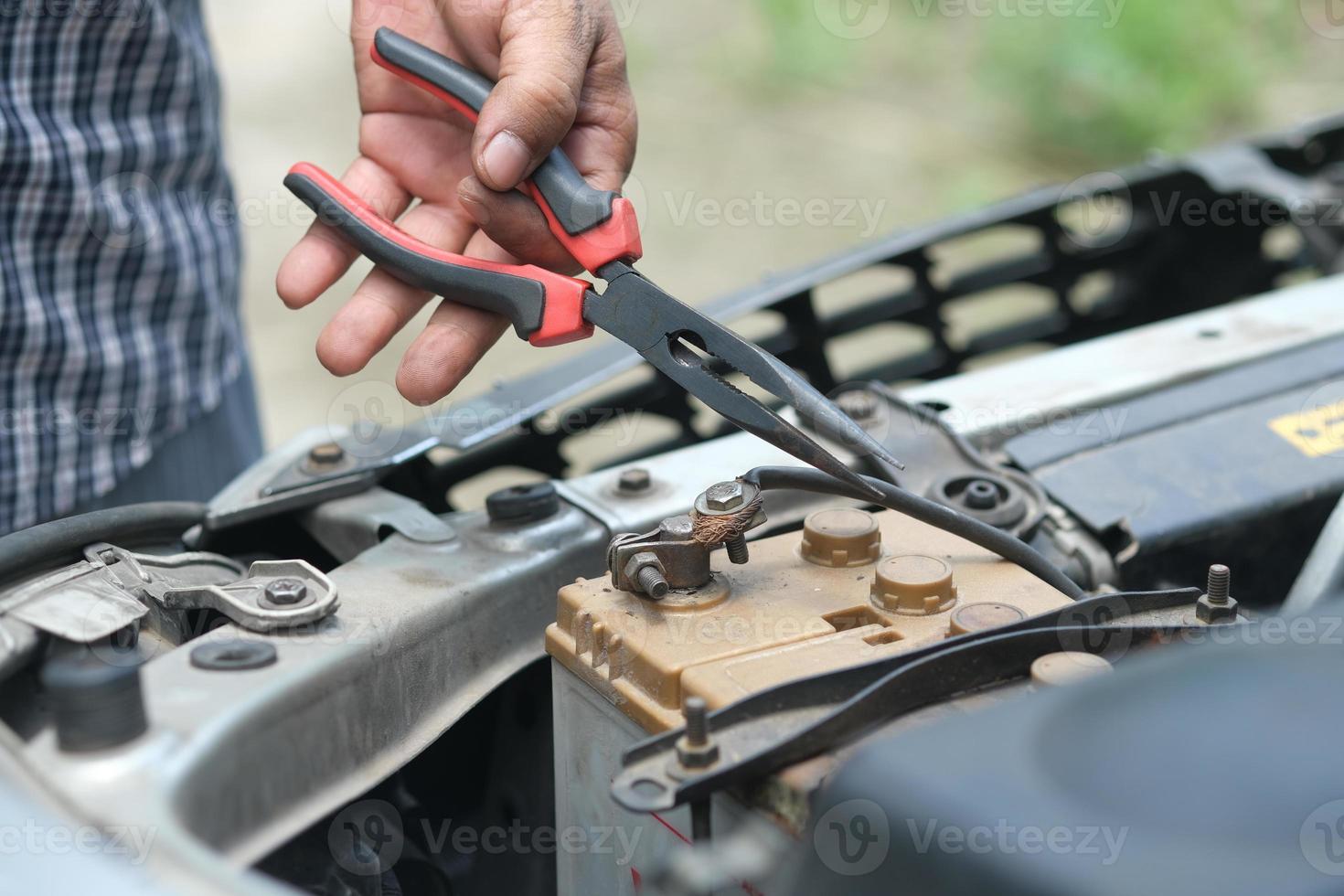 lavoro e riparazione sul motore dell'auto. foto