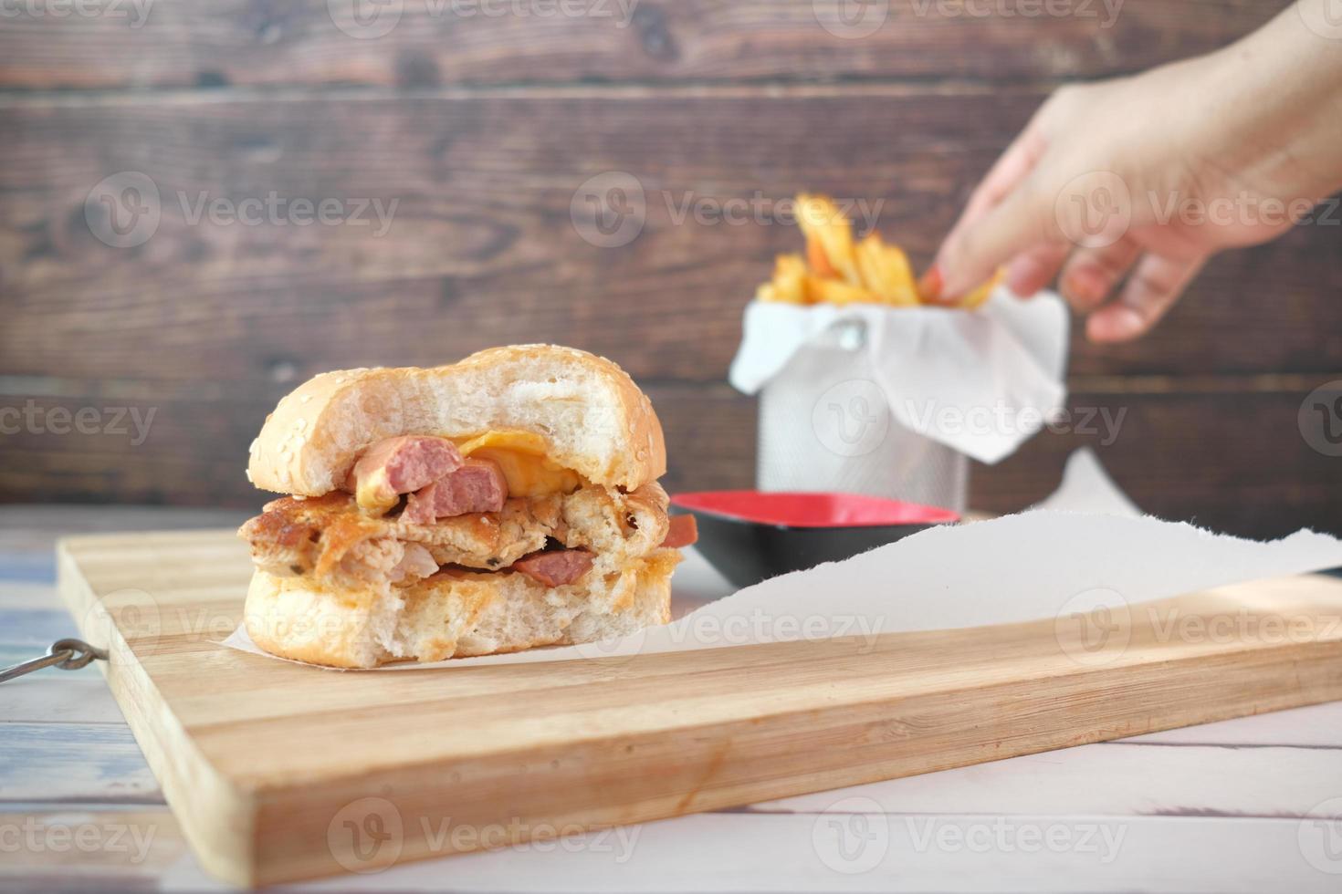 hamburger di manzo mangiato a metà sul tavolo? foto