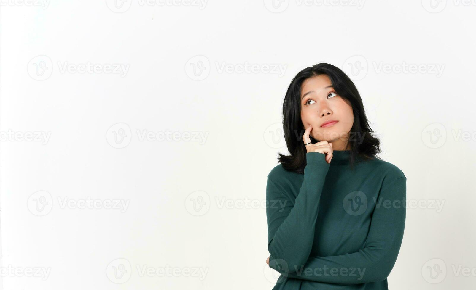 guardare lato e pensiero gesto di bellissimo asiatico donna isolato su bianca sfondo foto