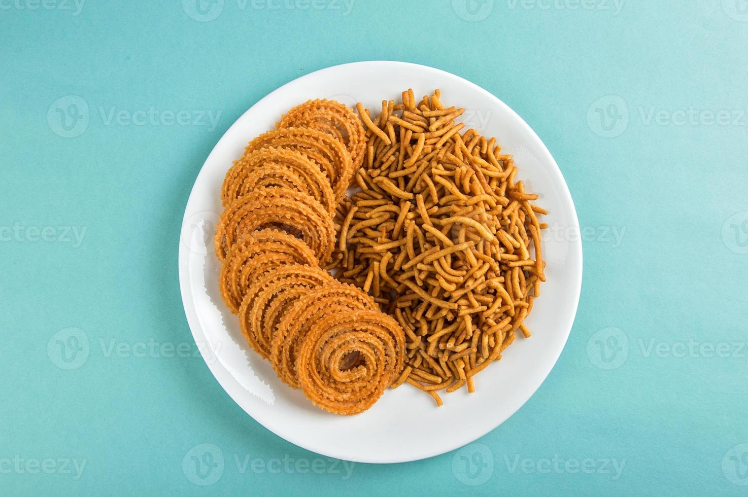 snack indiano besan farina di ceci sev e chakli, chakali o murukku. foto