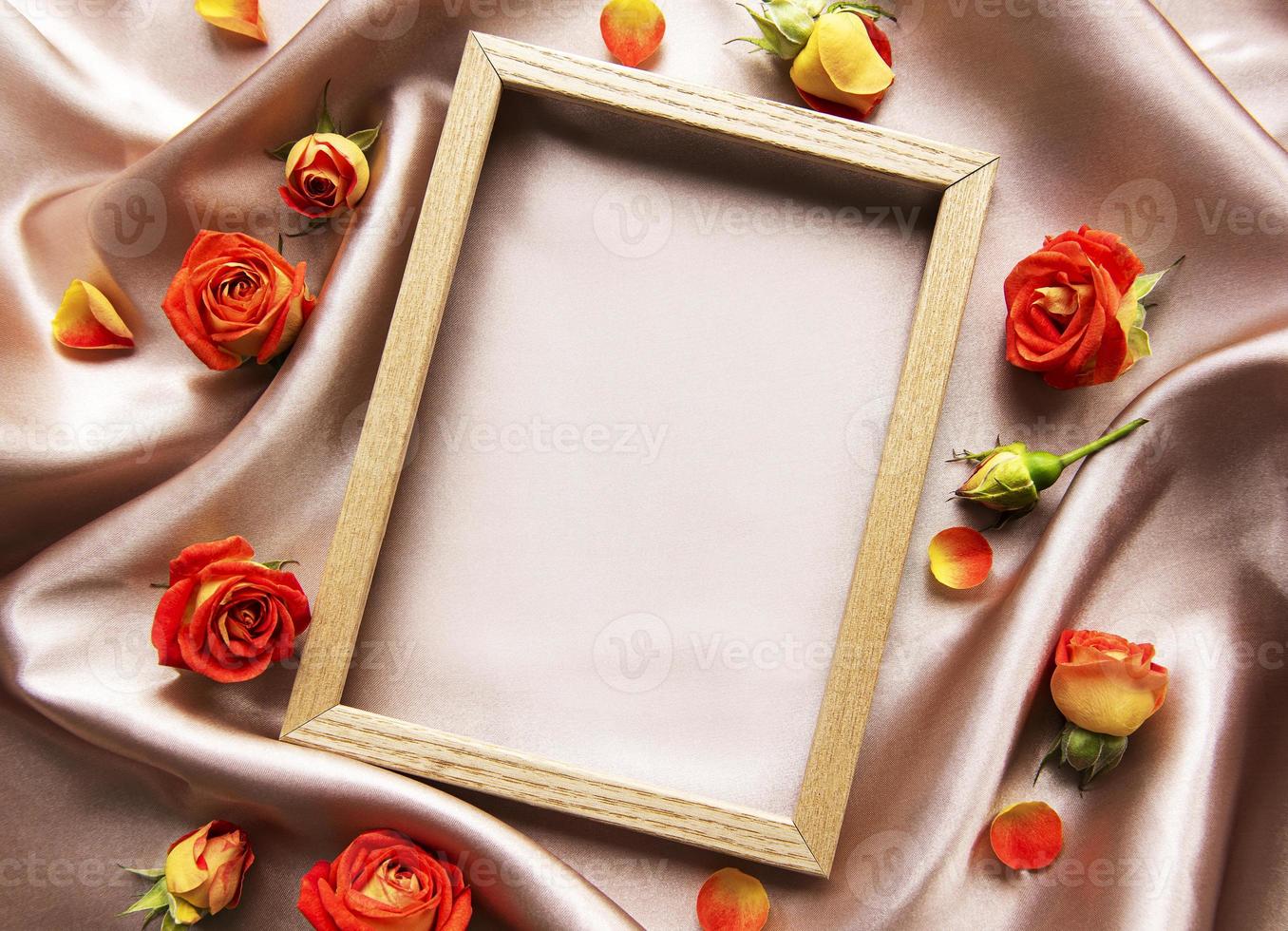 composizione di fiori. cornice in legno e rose e foglie rosse foto