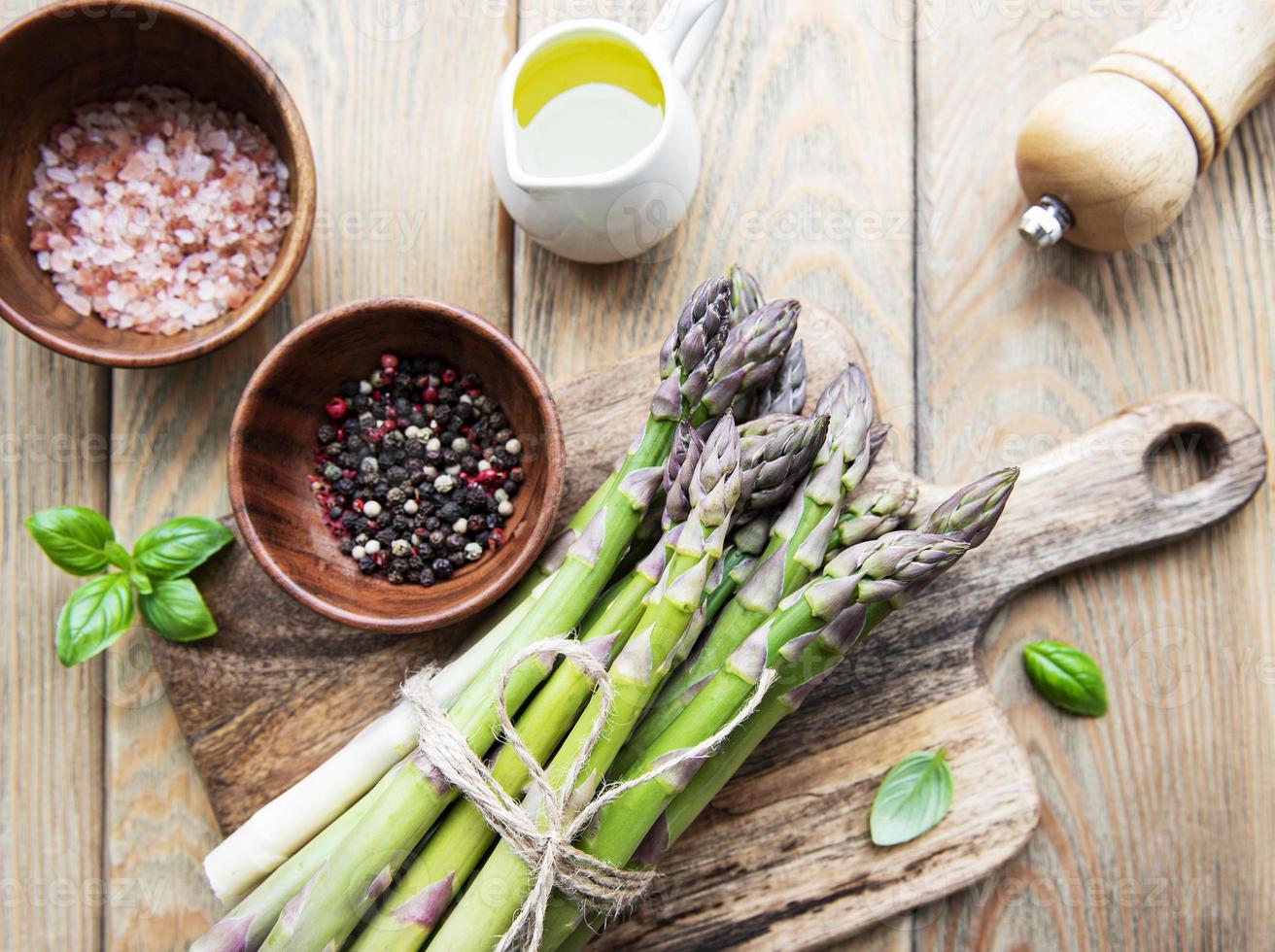 mazzetti di asparagi verdi foto