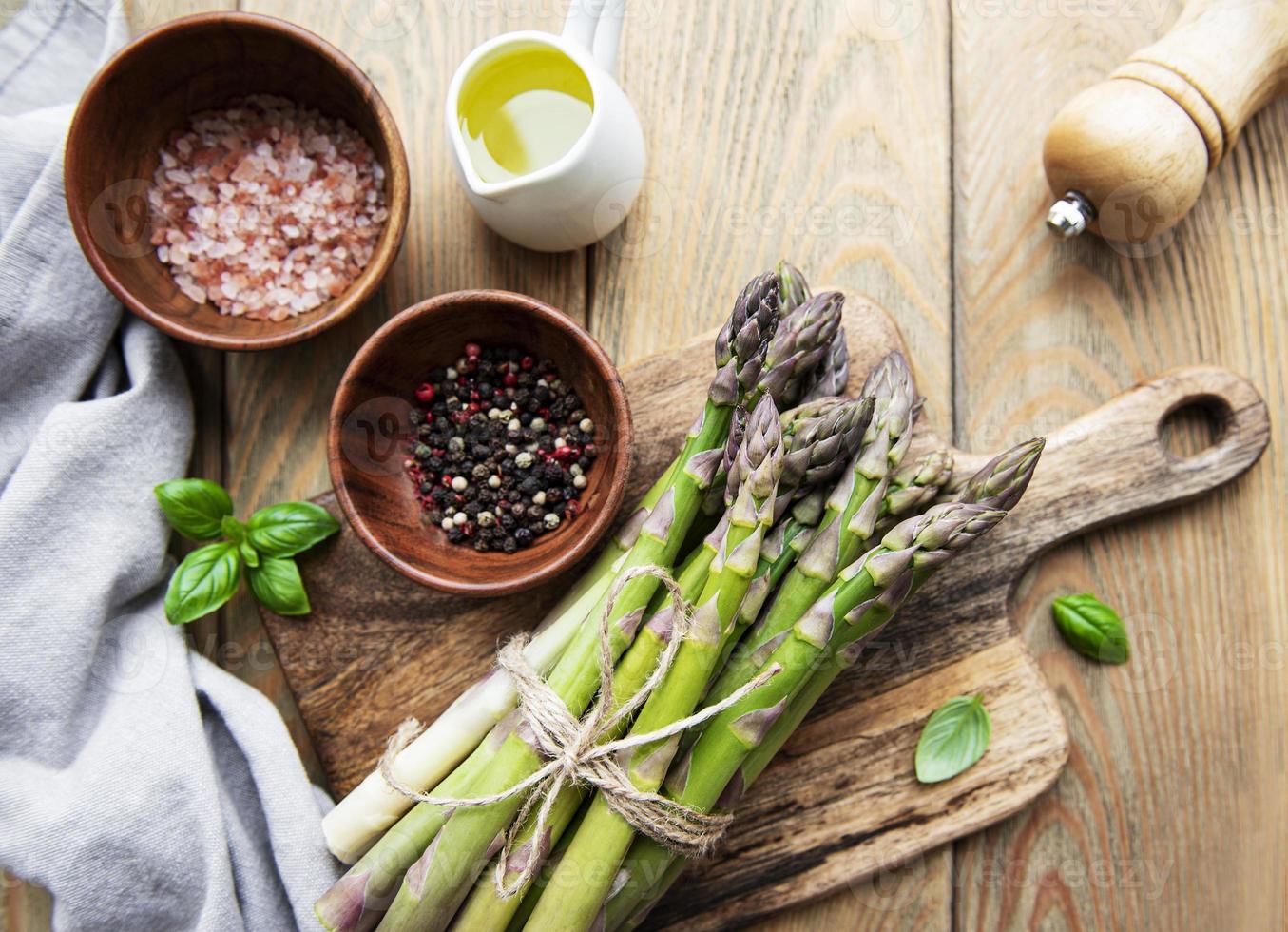 mazzetti di asparagi verdi foto