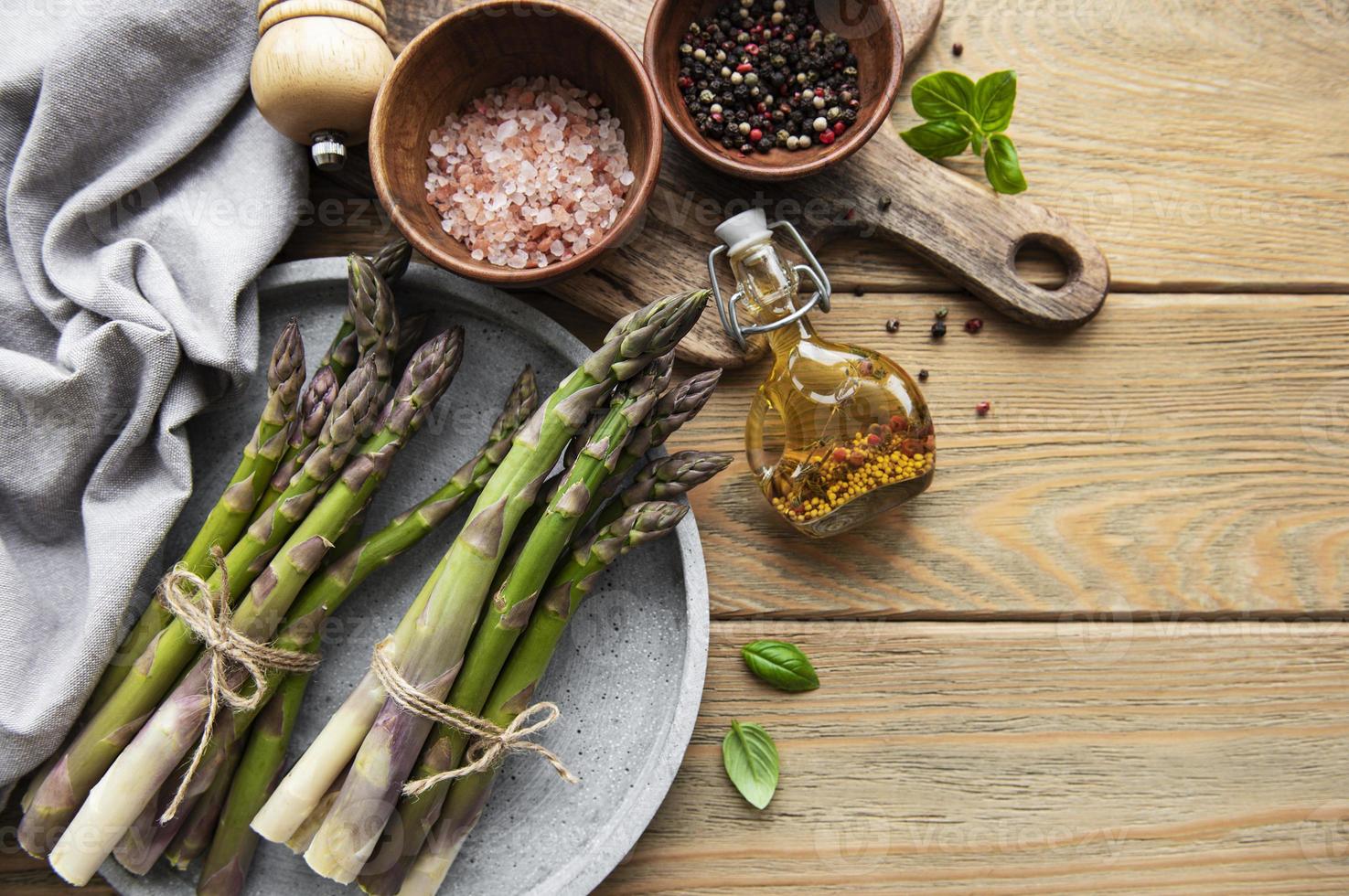 asparagi su fondo di legno vecchio. foto