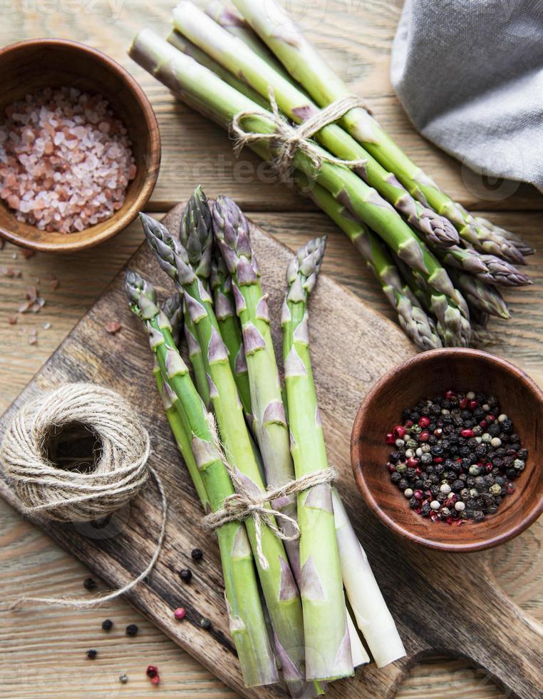 mazzetti di asparagi verdi foto