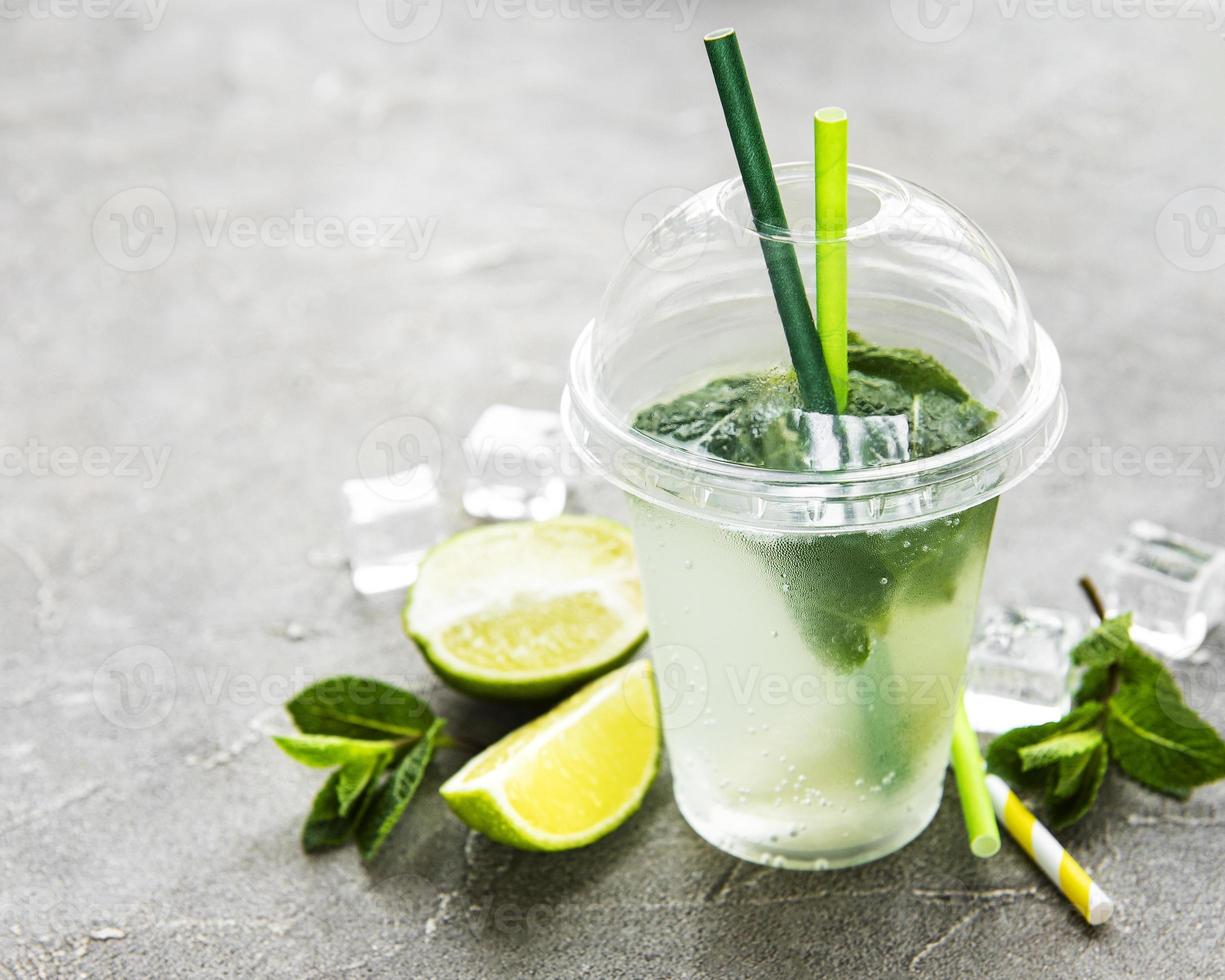 cocktail mojito con lime e menta foto