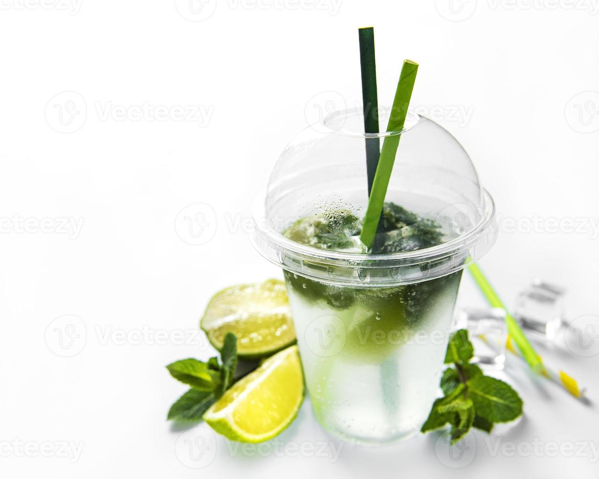 cocktail mojito con lime e menta foto