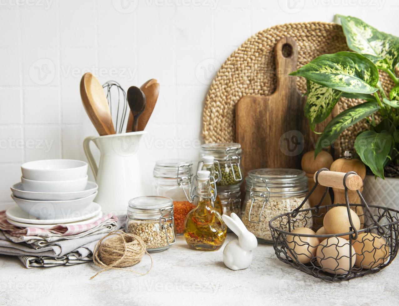 utensili da cucina, utensili e stoviglie sul muro di piastrelle bianche di sfondo. foto