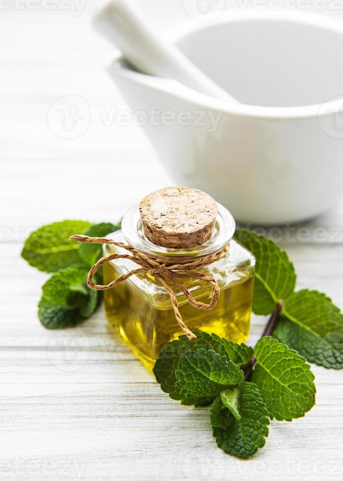 olio essenziale aromatico alla menta foto