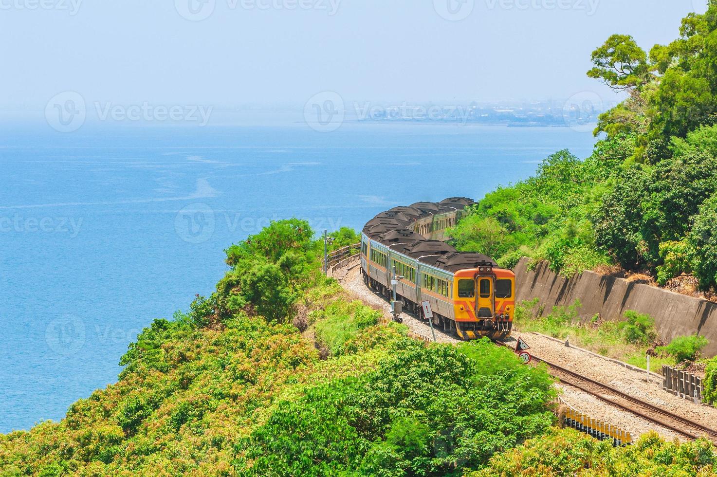 Il treno corre sulla linea di collegamento sud della ferrovia di Taiwan nella contea di Pingtung foto
