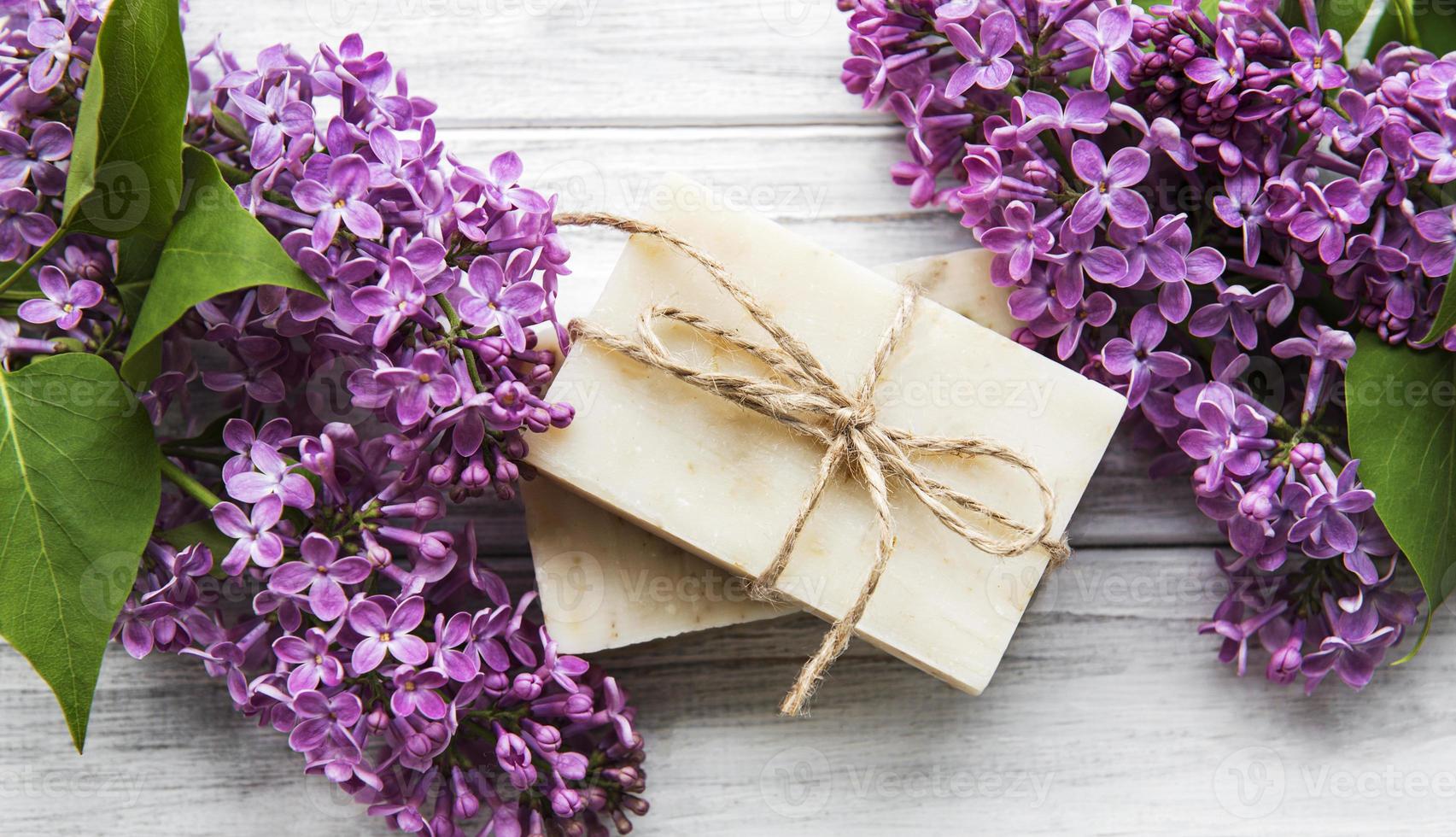 sapone naturale e fiori di lillà foto