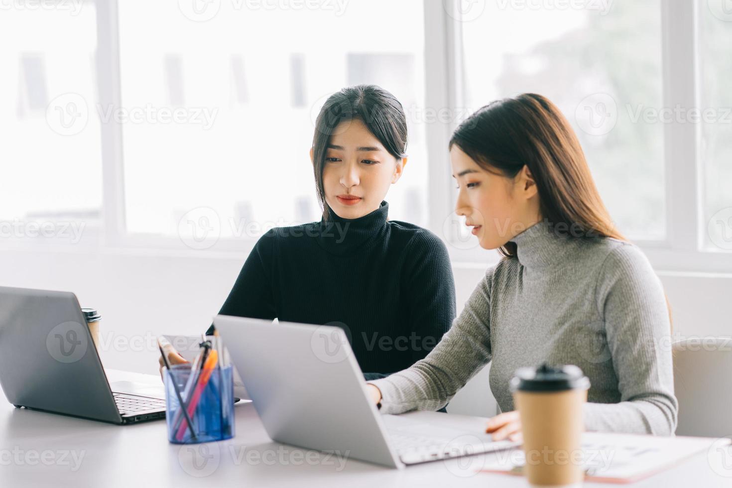 le due imprenditrici stanno discutendo del lavoro foto