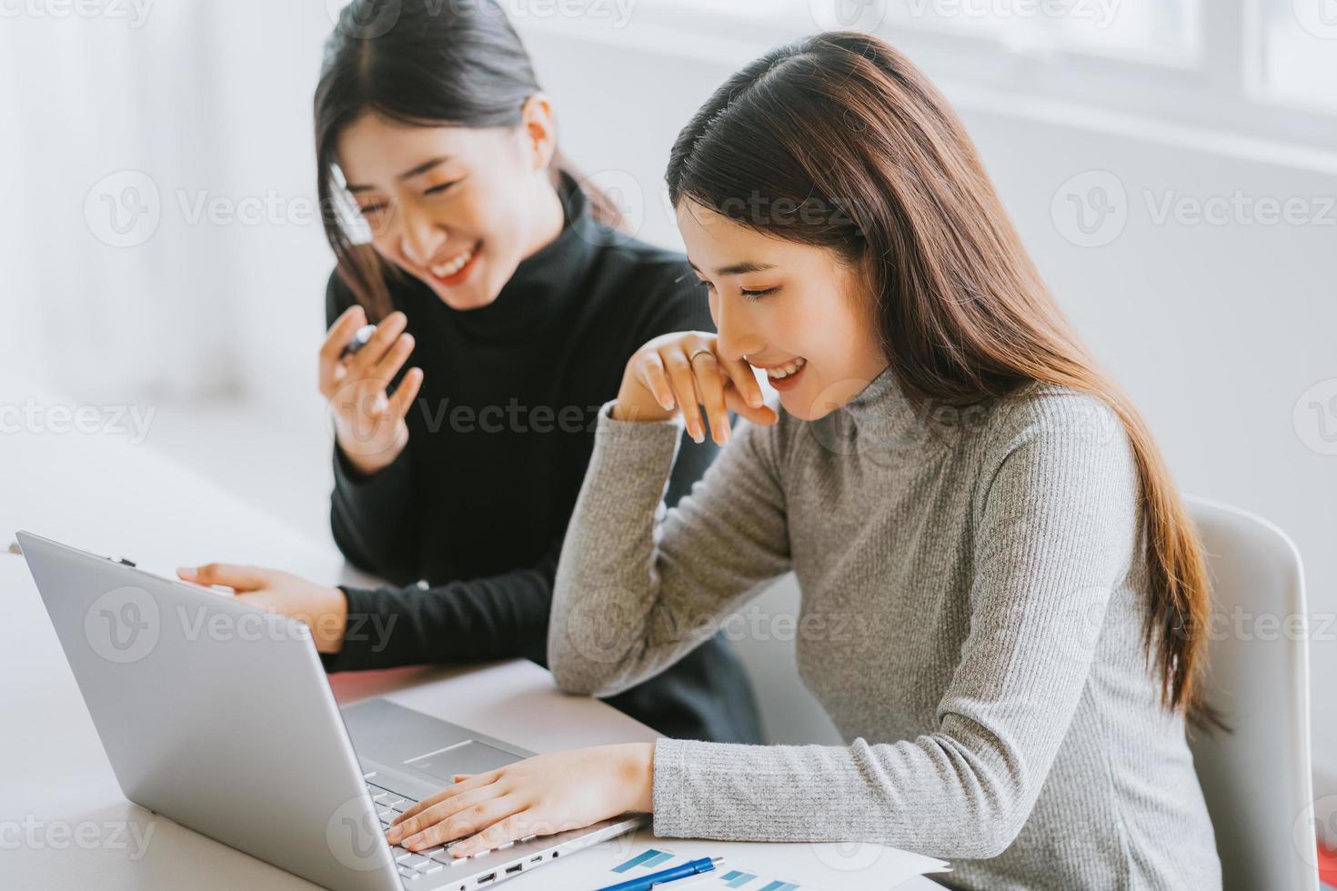 le due imprenditrici stanno discutendo del lavoro foto