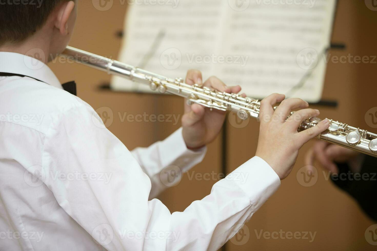 il ragazzo giochi il splendente flauto. vento musicale strumento. foto