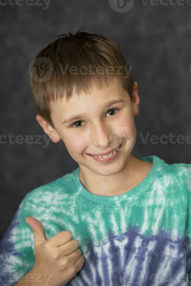 contento ragazzo sorrisi, sembra in il telecamera e Spettacoli il classe. foto