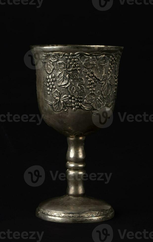 antico argento reale calice con uva incisione. foto