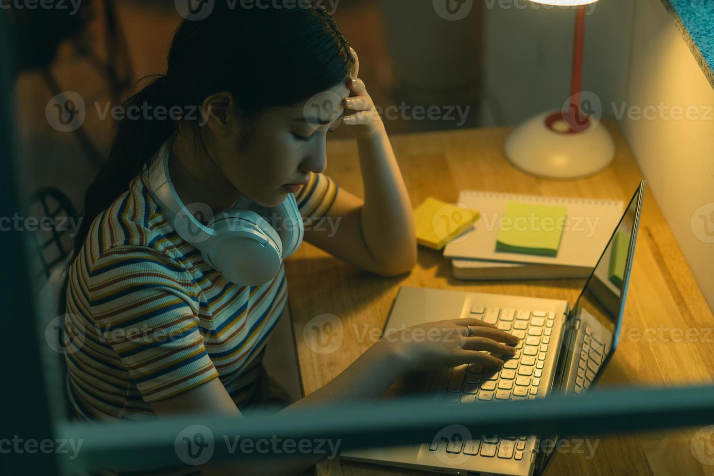 donna asiatica stanca che cerca di lavorare di notte? foto