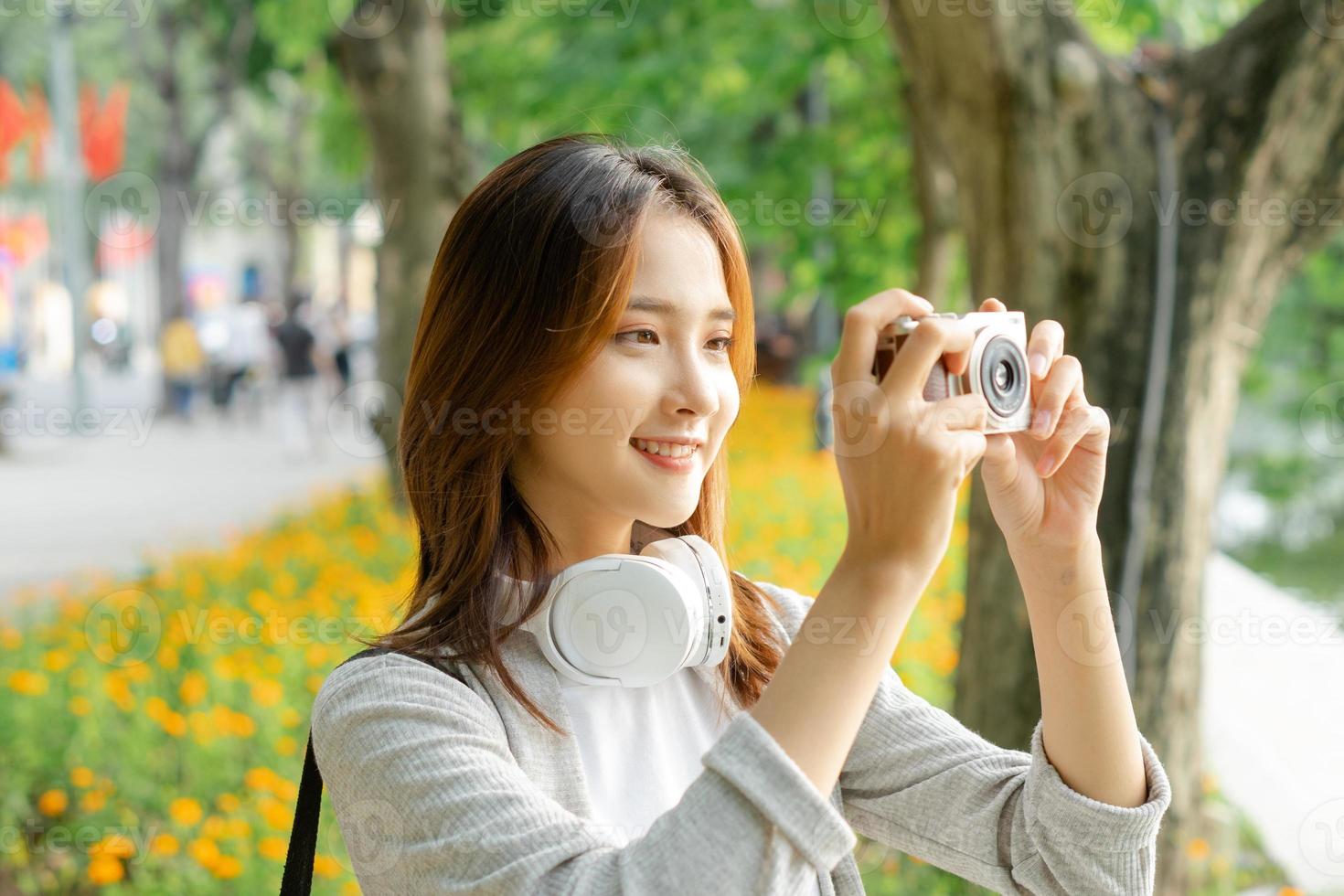 foto di una turista che fotografa un paesaggio stradale