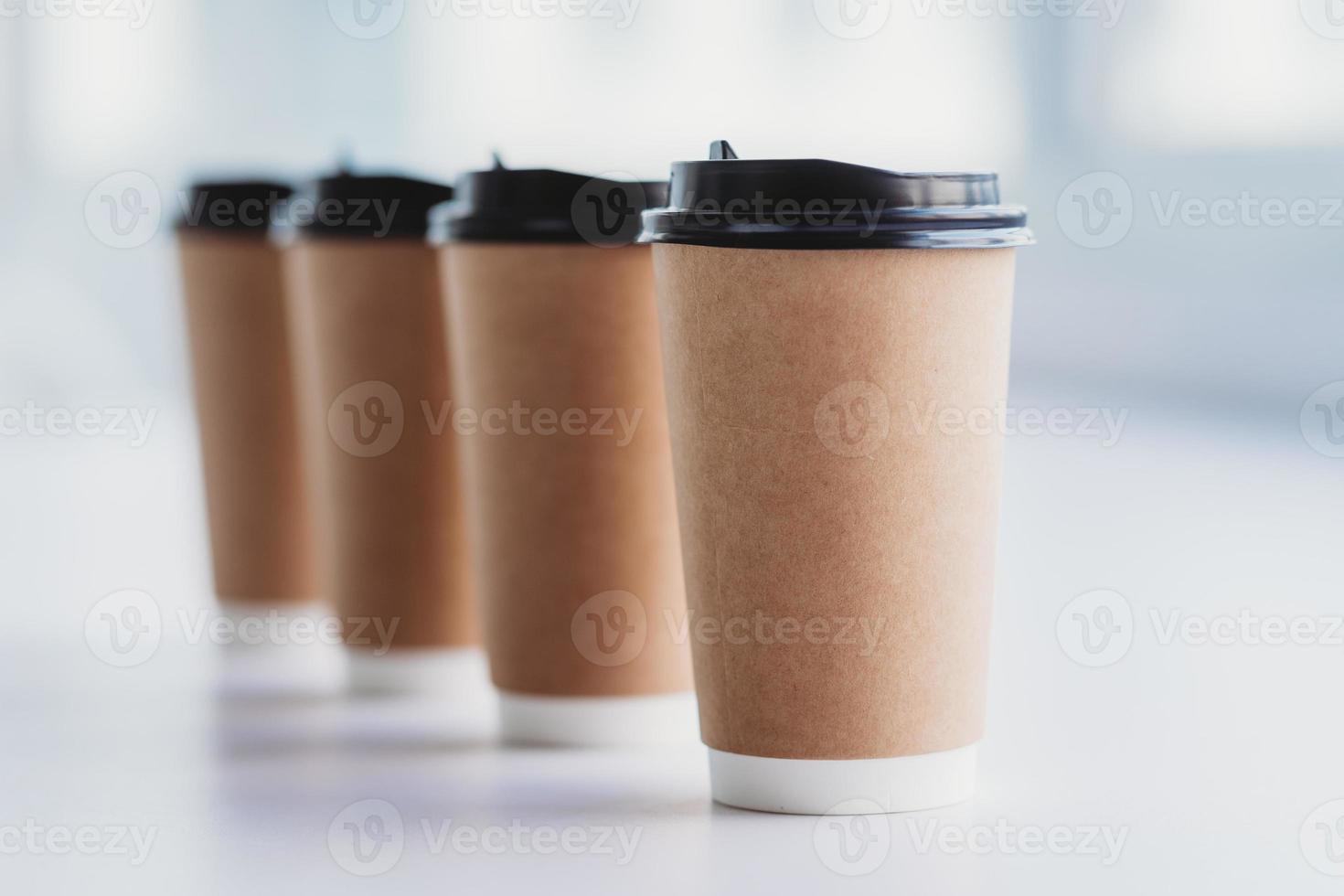 quattro tazzine di caffè sono disposte in fila sul tavolo foto