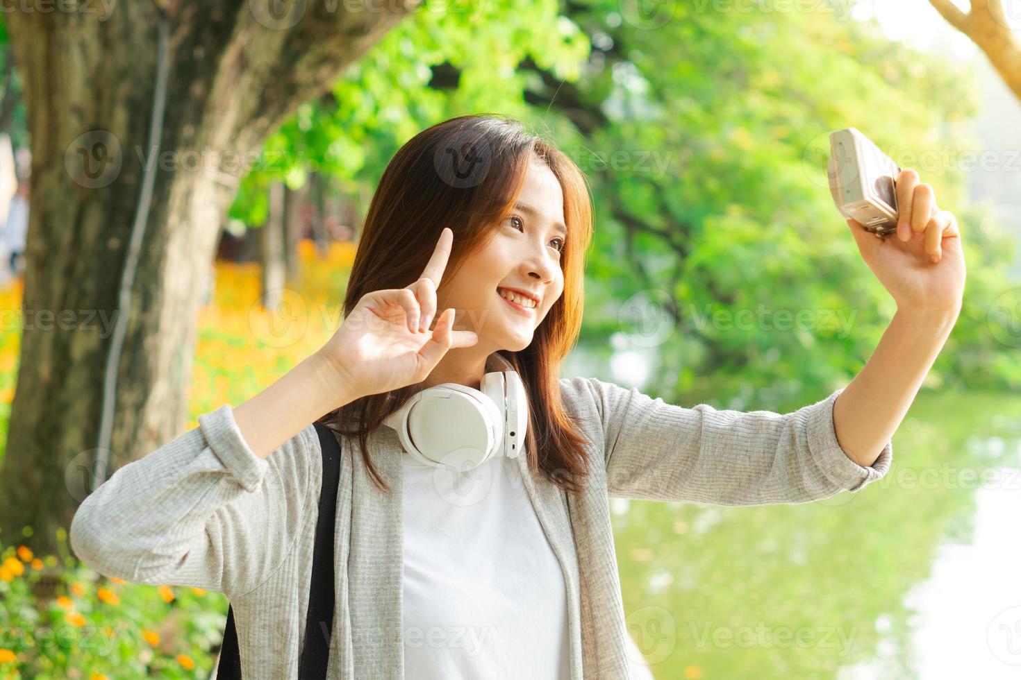 ragazza che scatta foto selfie durante il suo viaggio ad Hanoi