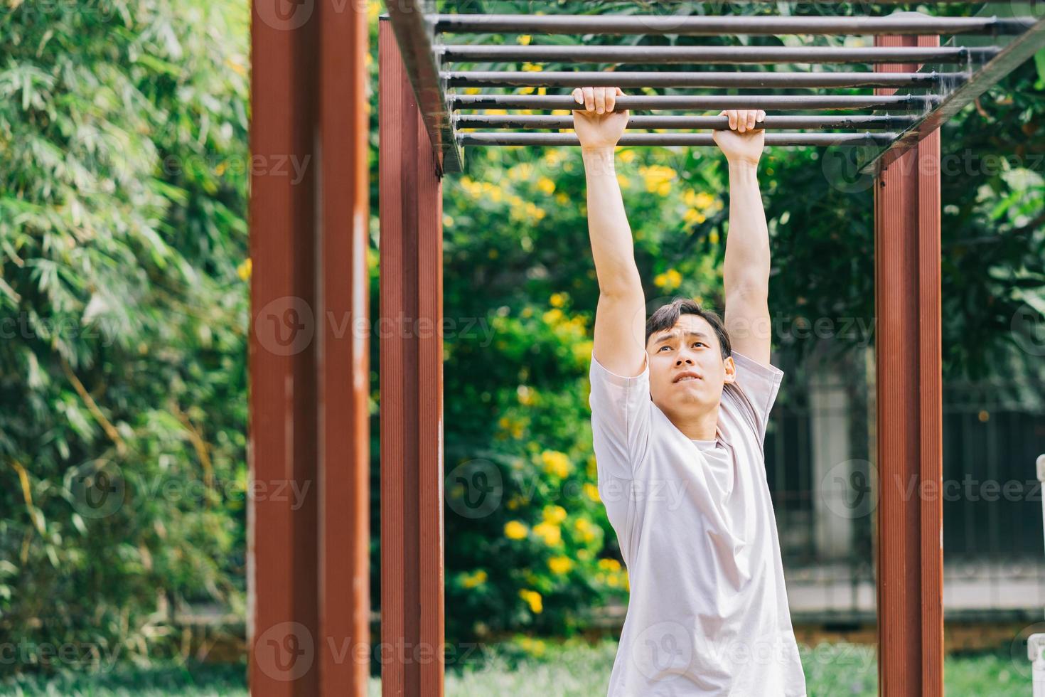 uomo asiatico che si esercita nel parco foto