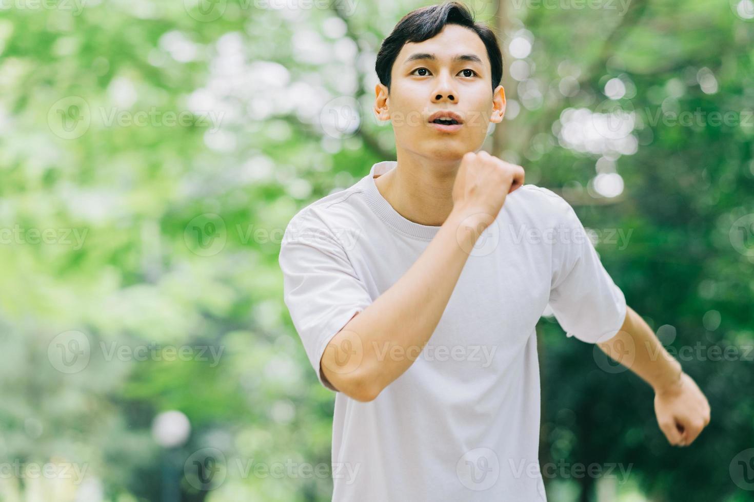 uomo asiatico che si esercita nel parco foto