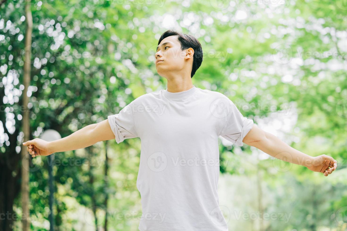 uomo asiatico che si esercita nel parco foto