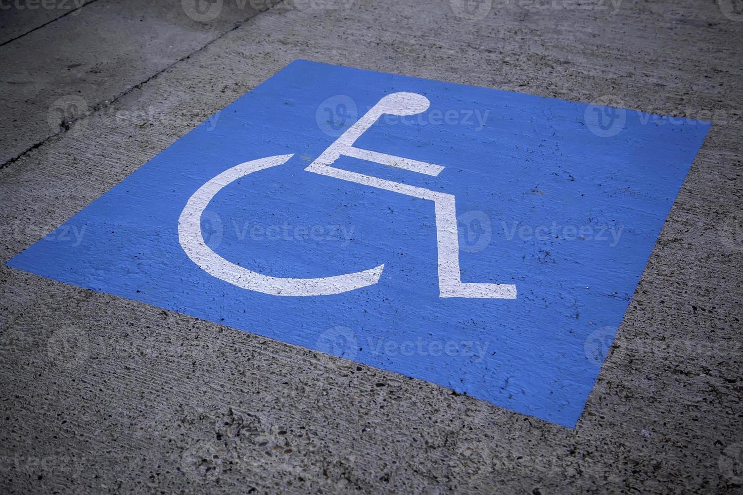 cartello per disabili sull'asfalto foto