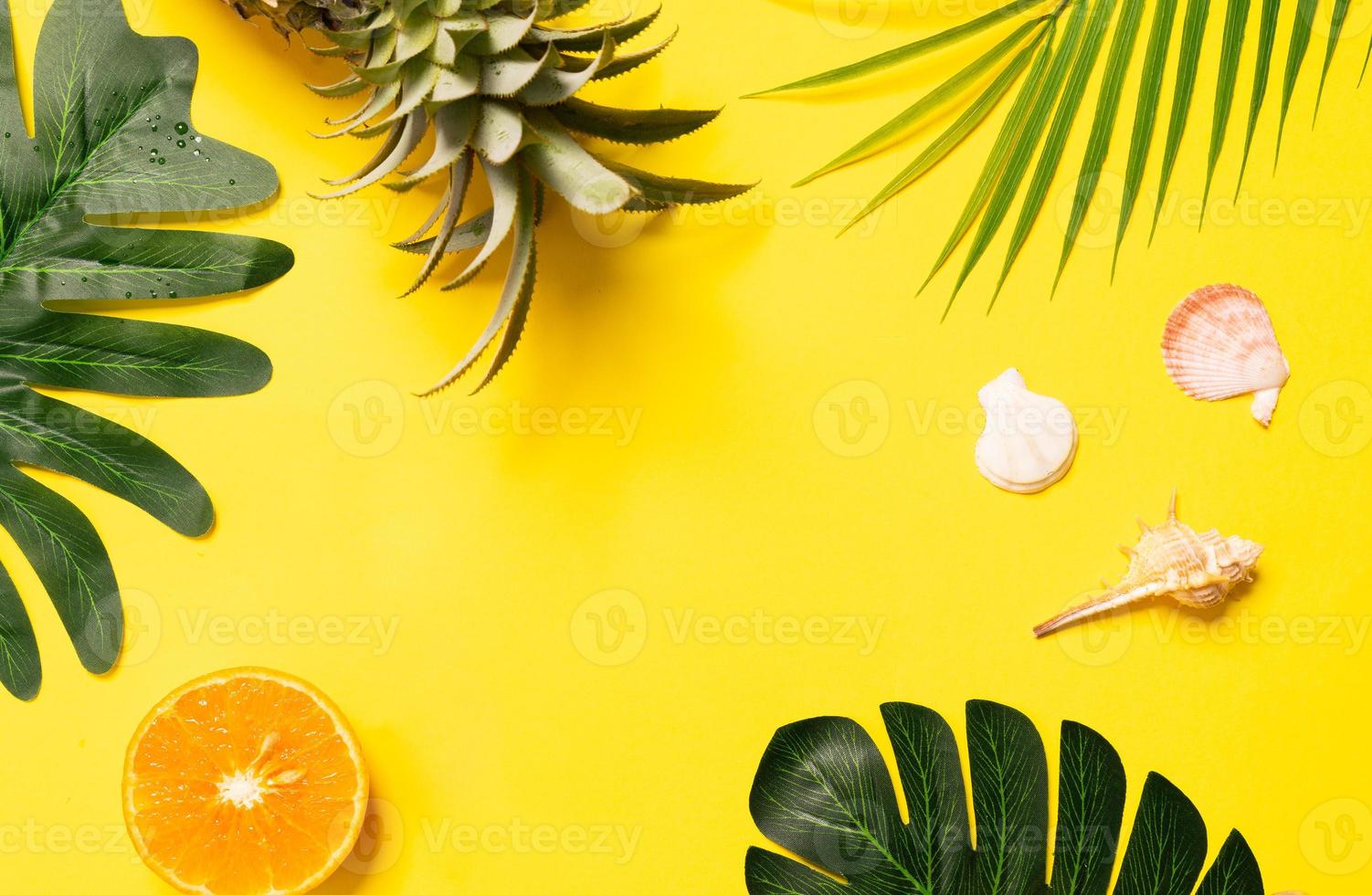 concetto di estate con conchiglia, arancia e foglia su sfondo giallo foto